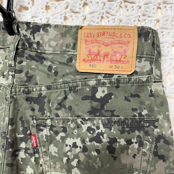 Levis 469 Loose Shorts Jeans Mens W30 L12 Olive Green Camo Camouflage 100%Cotton - Picture 2 of 12